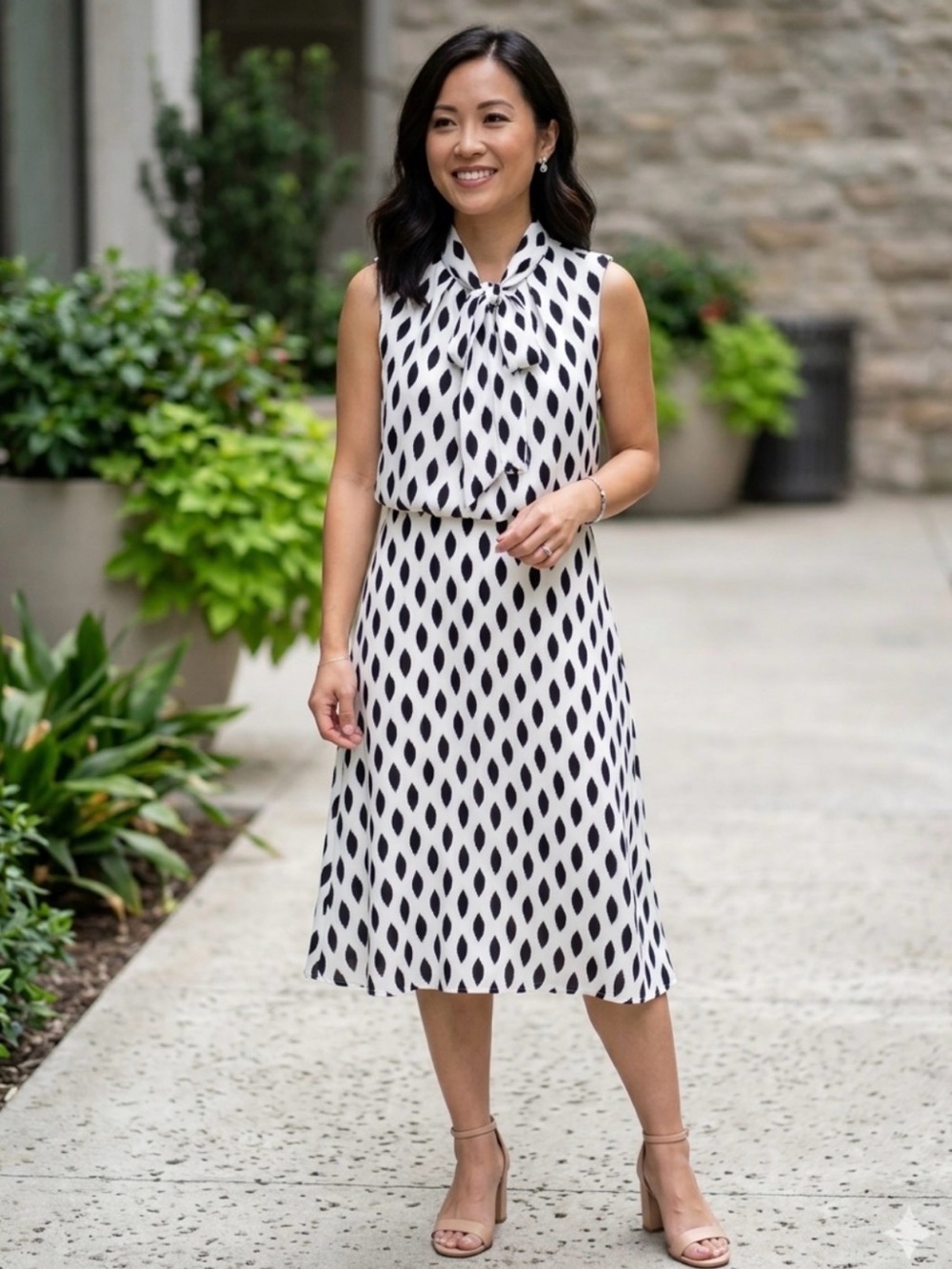 Ann Taylor Black & White Tie-Neck HAlterneck Sleeveless Dress Sz 6 Quiet Luxury